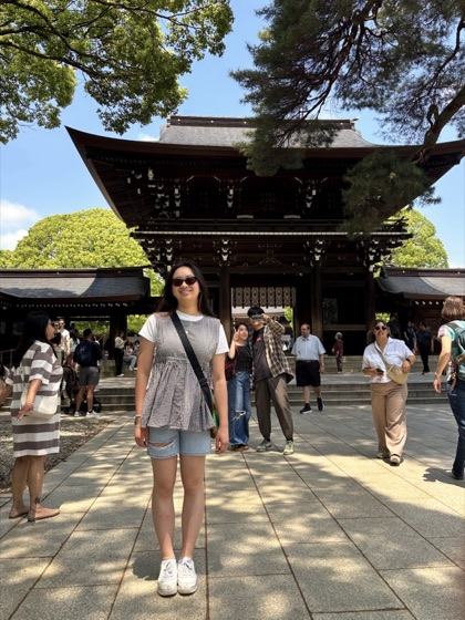 The traveler at the shrine gate