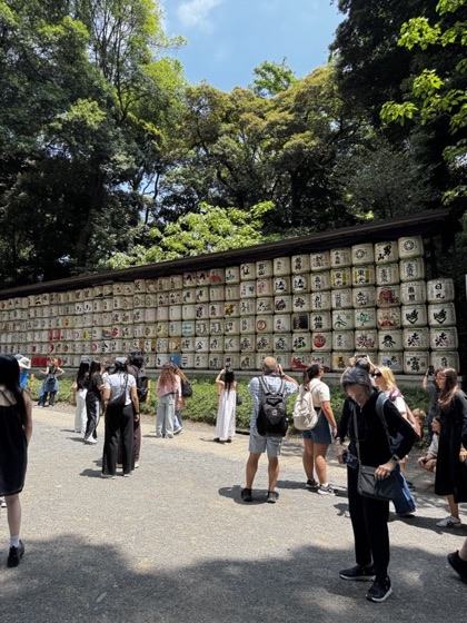 The sake-barrel wall